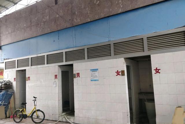 案例:迷信男子收集用过的卫生巾,因强行进入女厕引发血案