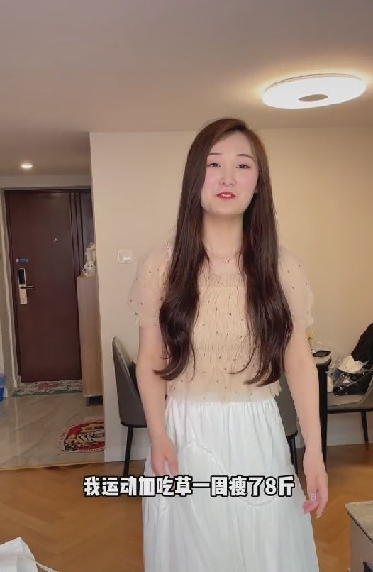 |朱单伟宣布订婚后，陈亚男晒出租房近照，与爸妈住一起好温馨