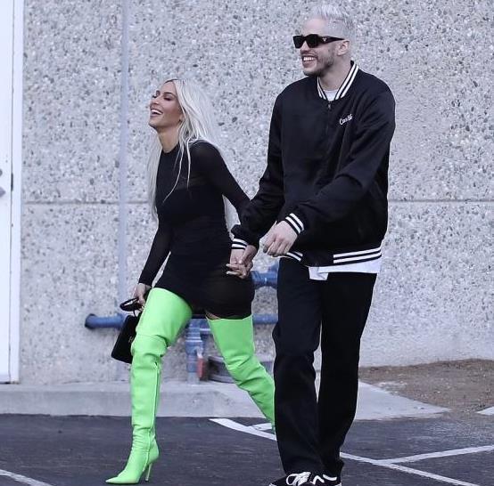 金·卡戴珊|卡戴珊二姐有多强？41岁练出顶级小蛮腰，坐拥3亿粉丝 小男友听话