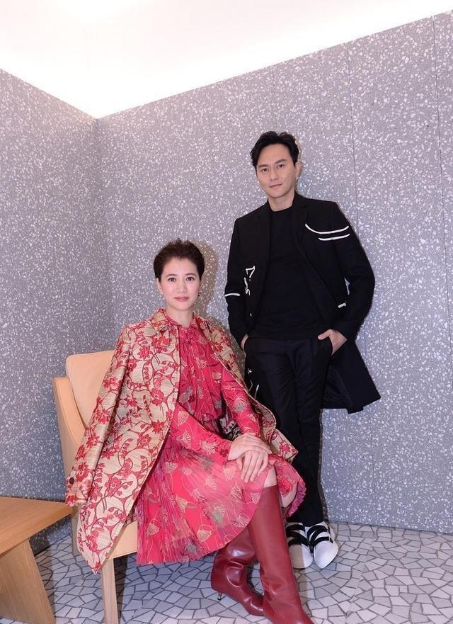 张智霖|张智霖的老婆51岁，打扮得像个高调的阔太太，夫妻相越来越严重了