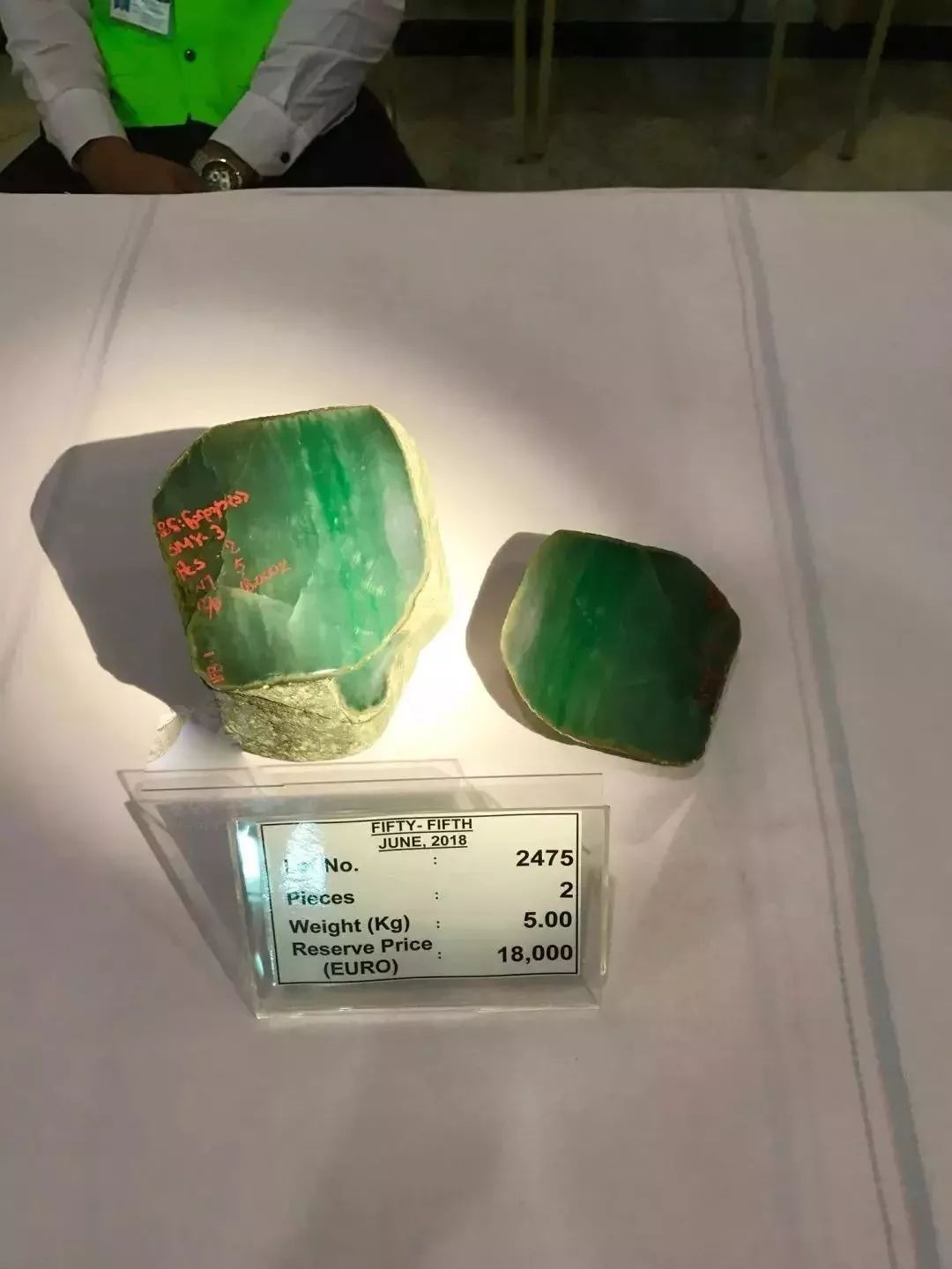 崇宁通宝|回顾往届公盘：底价28万欧元标石，开出7200万天价！翡翠价格上扬成定局！