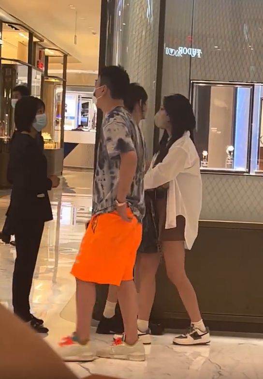 王思聪|王思聪带长腿美女买表!专人服务阵仗超大,脚上踩一双5万限量鞋