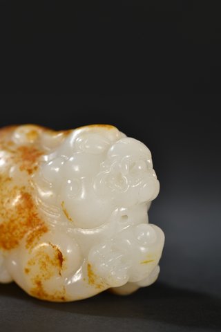 和田玉籽料|和田玉籽料原石雕瑞兽献宝摆件