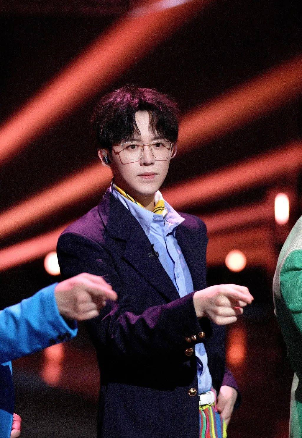 李云迪|李云迪正式复出!嫖娼被抓后人间蒸发欠债百万,曾当街小便婚内出轨多位美女!