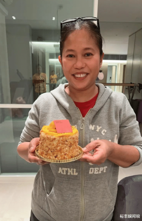 何超莲|何超莲为保姆庆生！对方照顾其饮食起居20年，感情胜似母女