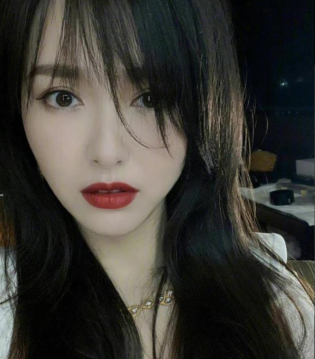 唐嫣|唐嫣复工心情好，晒自拍兑现承诺，直播状态脸部被指不自然