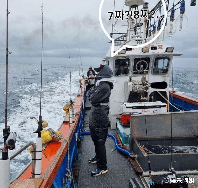 孔刘|孔刘李栋旭同出海钓鱼被偶遇？这画风朴素接地气，男神秒变大叔