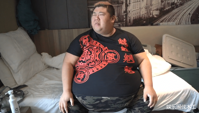 网红胖猴仔再次公布减肥成果，却引发争议，网友：仔细看称