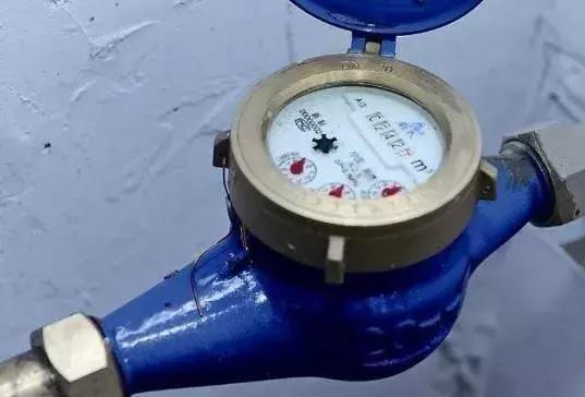 家里水龙头滴水,水表会动吗?抄表员说漏嘴,才知想错了