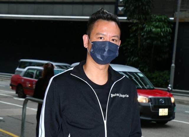 郭富城|经纪人小美父亲设灵,郭富城带妻女及岳母到场拜祭,透露会扶灵