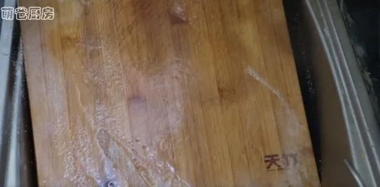 家里菜板变黑发霉，别傻傻用刀刮，大厨教你1招，瞬间洁净如新