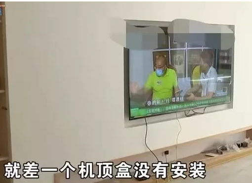 浙江,杭州。周先生叫俞师傅来家里装机顶盒,提出顺便帮忙调下电视机
