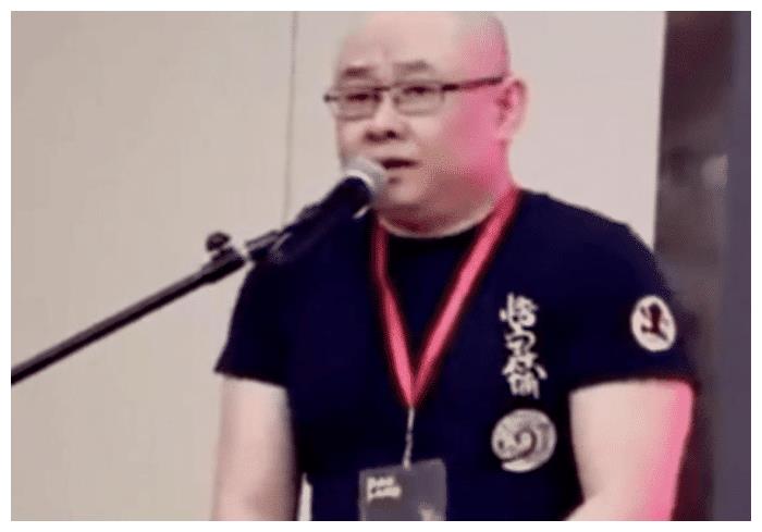 刀郎 爆红后无影无踪，穷困潦倒再度复出，却已发福变光头，胖成200斤大叔！