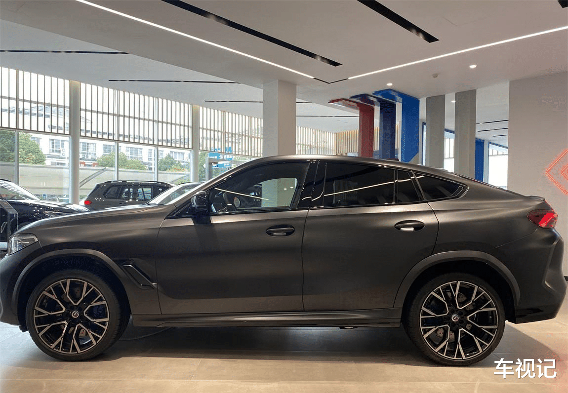 2022款宝马x6m到店实拍,磨砂深灰的车漆,气场十足,落地超160万 - 汽车