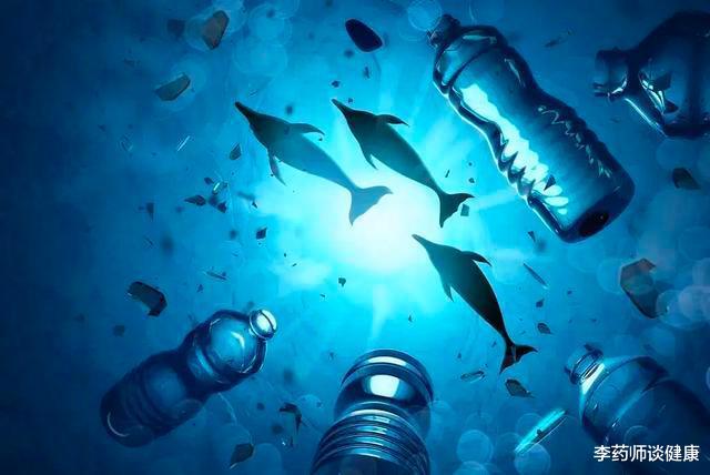 中老年人|每周吃进去的塑料多达5克！微塑料给人体健康带来3种危害，来了解