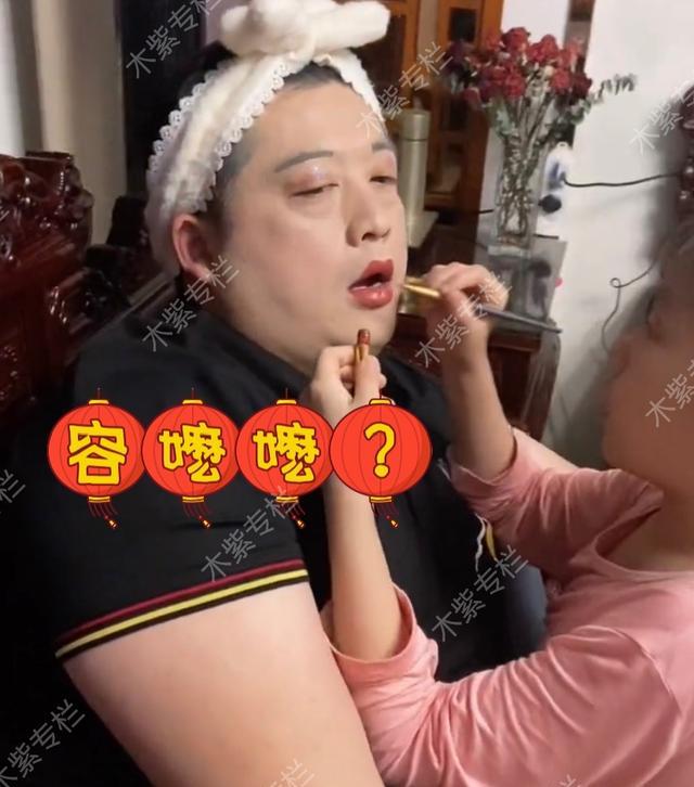 化妆 女儿给爸爸化妆,爸爸全程配合,网友笑喷:这是如来佛还是杨贵妃