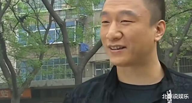 孙红雷|孙红雷逛街潮牌店被偶遇,一身打扮酷似大男孩,脖子大金项链吸睛