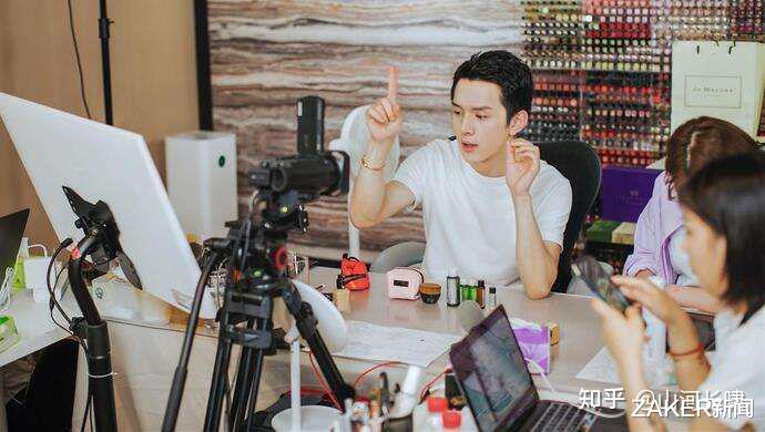 薇娅|薇娅坐阵幕后女王，助播天团能替代薇娅吗？