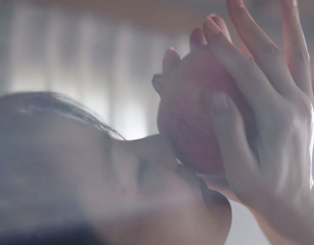 王菲|52岁王菲拍家居服广告,坐地板上随意自在,光脚跳舞放飞自我