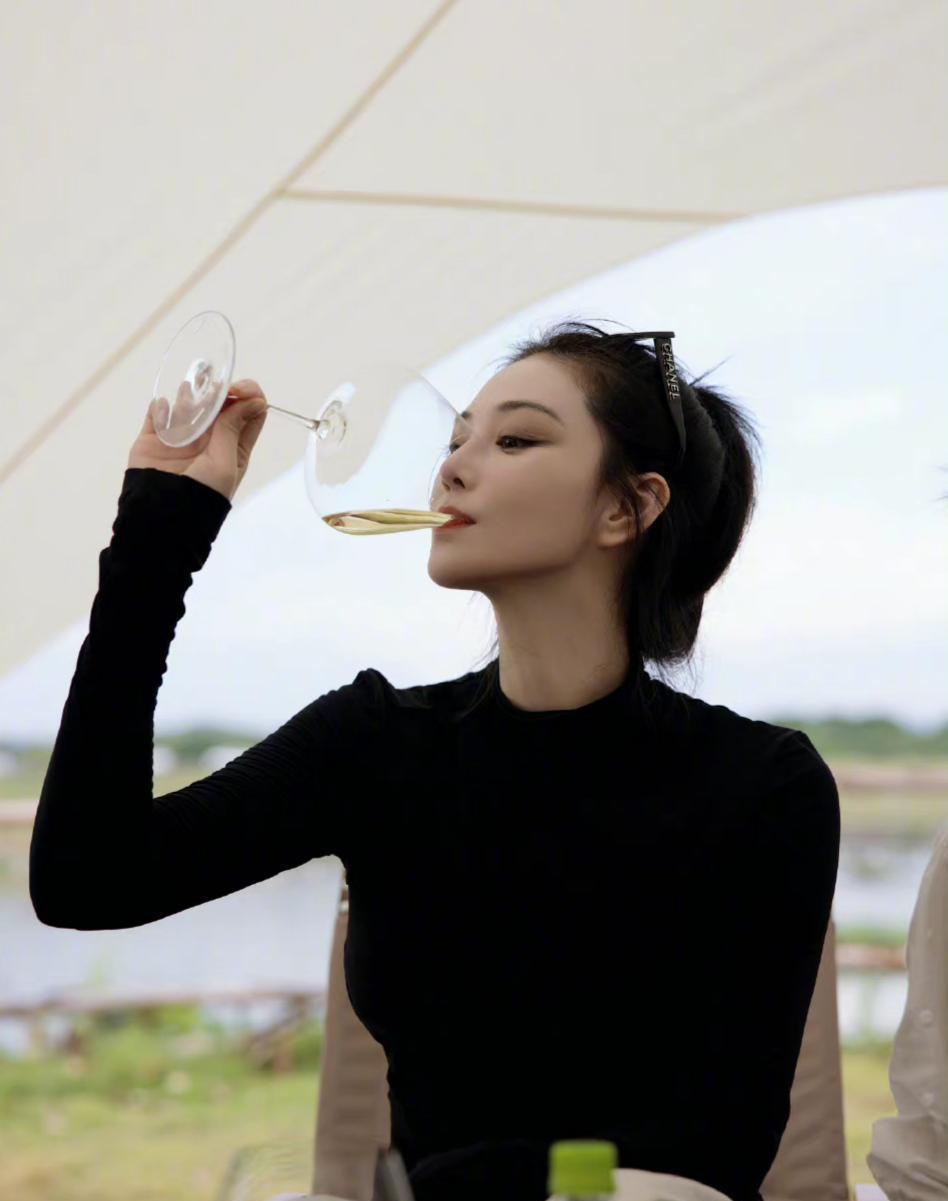 张馨予|张馨予晒游玩照，用高脚杯喝饮料有仪式感，三岁女儿疑似露面