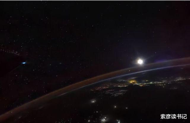 月亮在地球的大气层里?你以为你在外太空,但你还在大气层