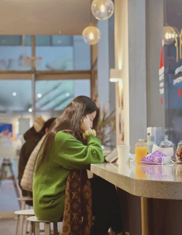 刘亦菲|刘亦菲晒个人美照!34岁状态依旧在线,宛若大学生!