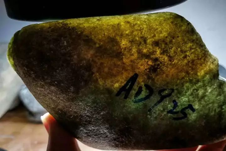 艺术品|心血来潮买了一块翡翠原石，切开后犹如看到两个世界！