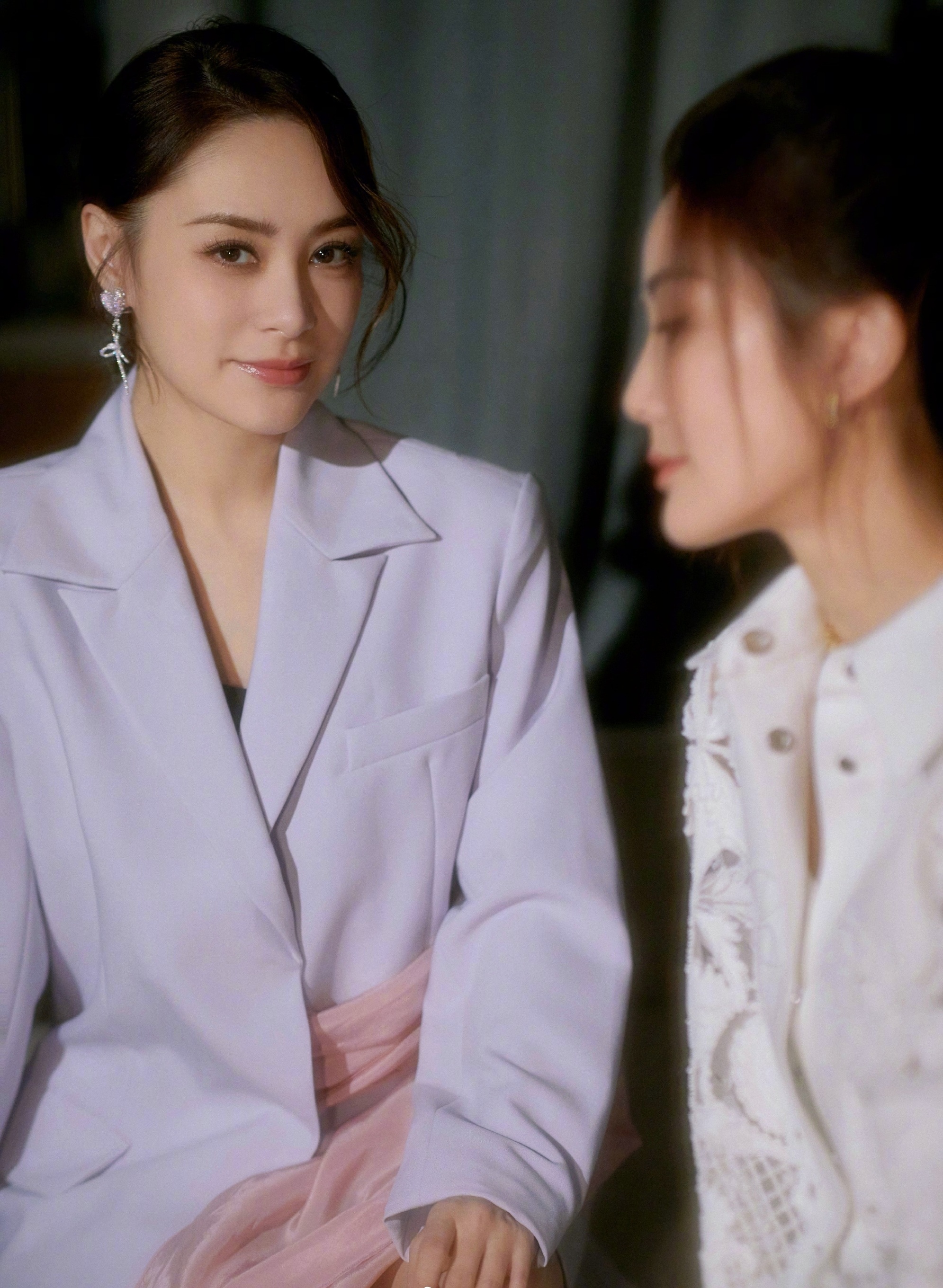 |香港女星过六一,西装配超短裙,腿好白