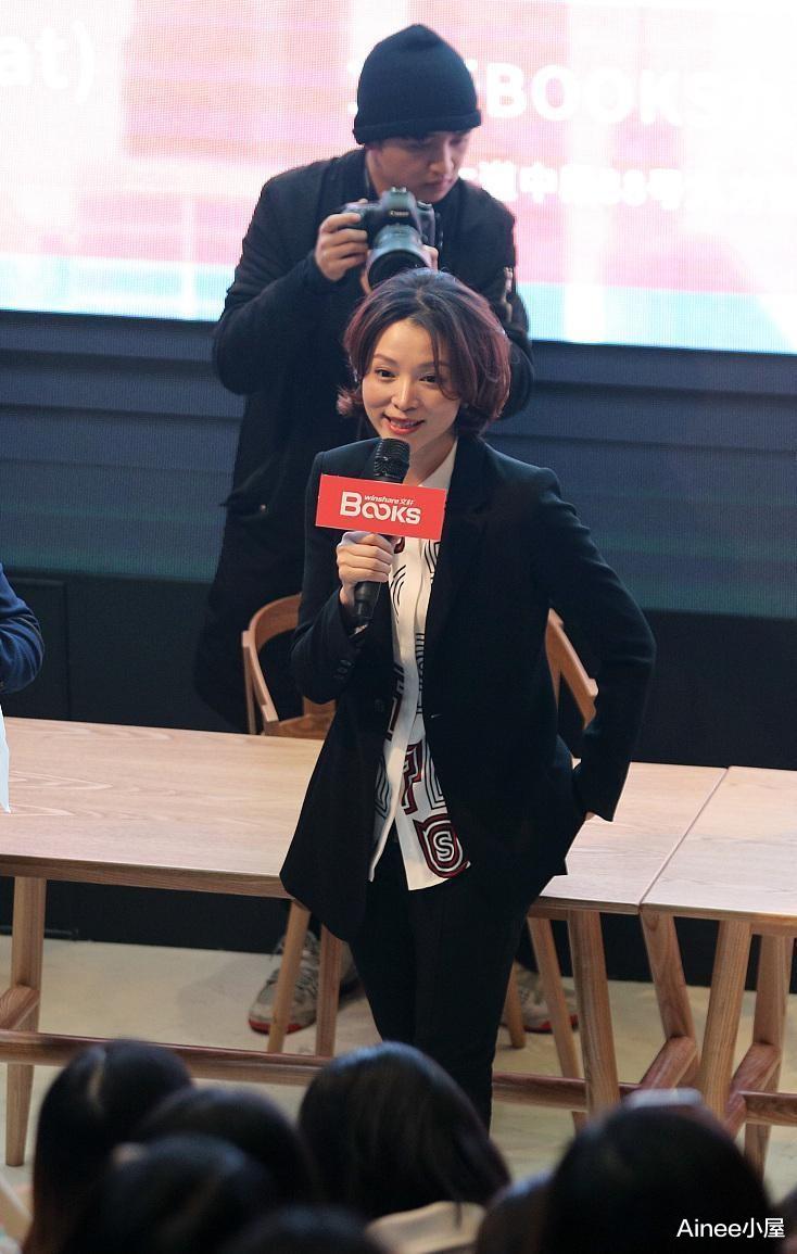 穿衣搭配|董卿的身形太正了，穿长外套配套装，“职场风”驾驭自如挺潇洒