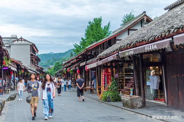 古镇|成都周边这座千年古镇，被誉为青城山后花园，人气旺盛很像丽江