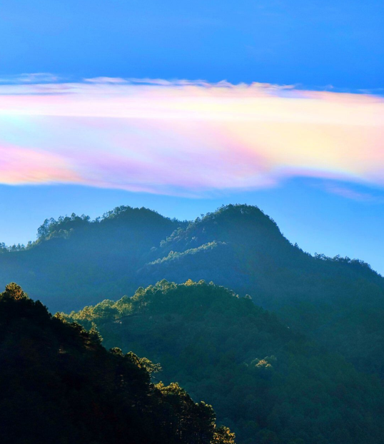 纳木那尼峰|云南丽江现惊艳七彩祥云 天际多彩斑斓美如仙境