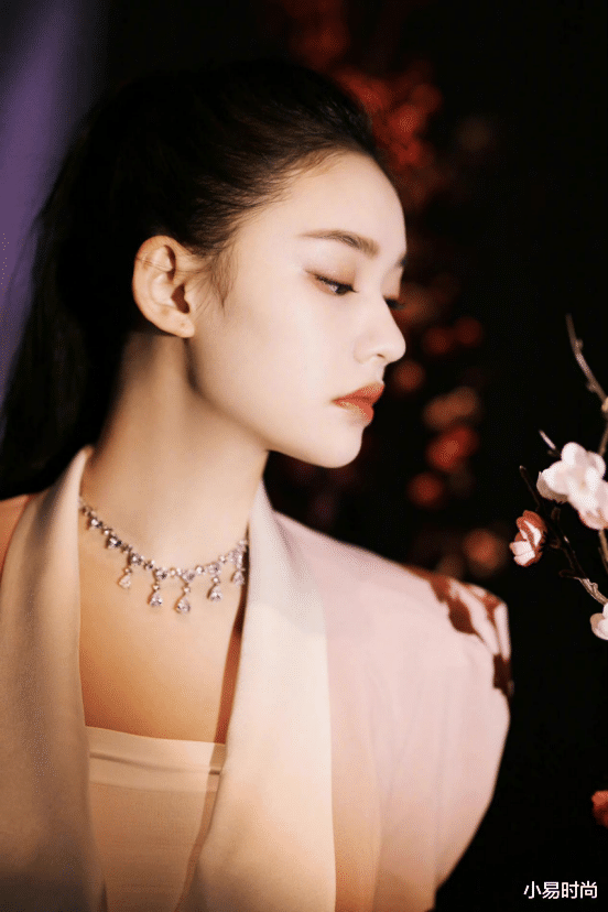 教师|林允最新的清爽简洁的营业照真养眼！浅色调的服饰搭配，简直绝美