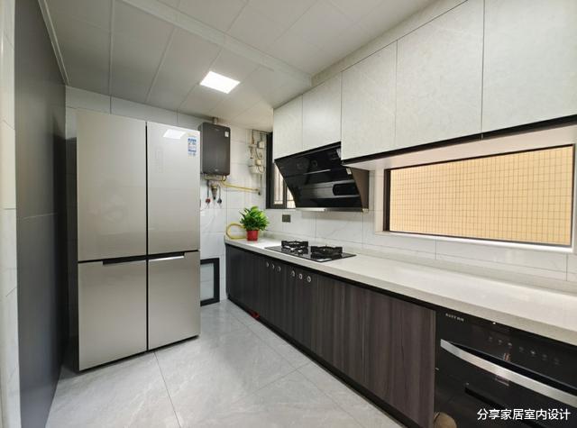 135平现代简约风格，全屋稳重大气，一家六口生活在一起很幸福！