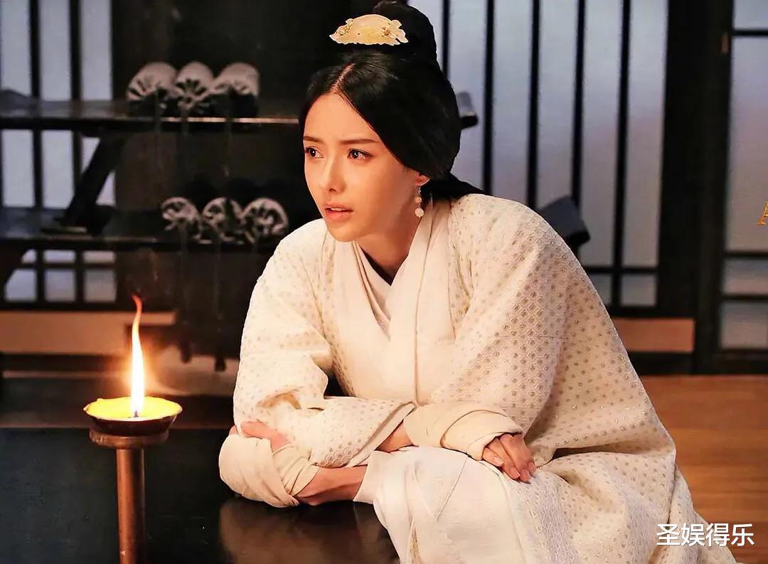 张芷溪|长月烬明：34岁张芷溪与27岁白鹿上演“母女戏”，不尴尬吗？