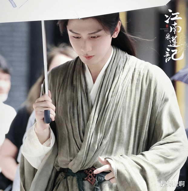 成毅|成毅《莲花楼》路透曝光!蓝衣古装很养眼,曾舜晞肖顺尧颜值高!