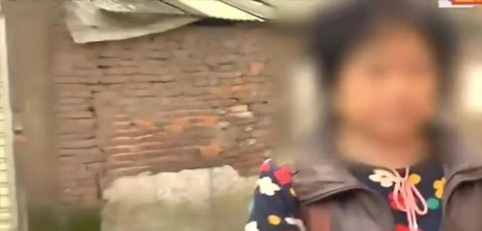 24岁小伙爱上64岁大妈,被抛弃后下跪求复合,大妈:我们绝不可能