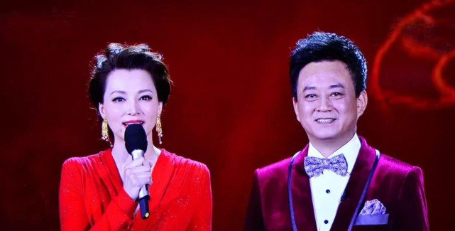 朱军|朱军秀恩爱携妻子拜年,白发明显老太多,谭梅回应未上春晚相关留言