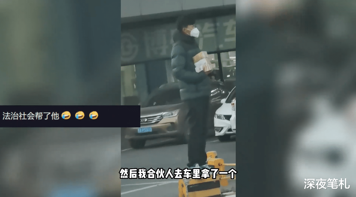哈尔滨,一单身小伙手拿29万现金站在马路墩子上,想当网红炫富?