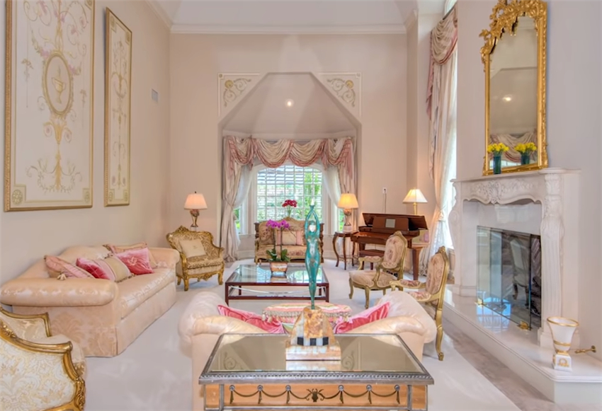 成龙的706㎡欧式别墅,室内装修宫廷范儿,金碧辉煌太气派