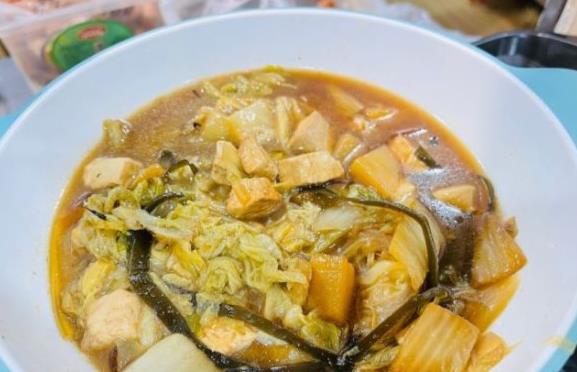 潘粤明|48岁潘粤明晚上吃一碗菜，却被网友无情吐槽：哥，你可长点心吧！