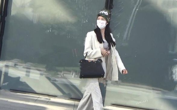 陈瑶|陈瑶开豪车出门被拍,与韩东君马路边热聊,两人一前一后同回家中