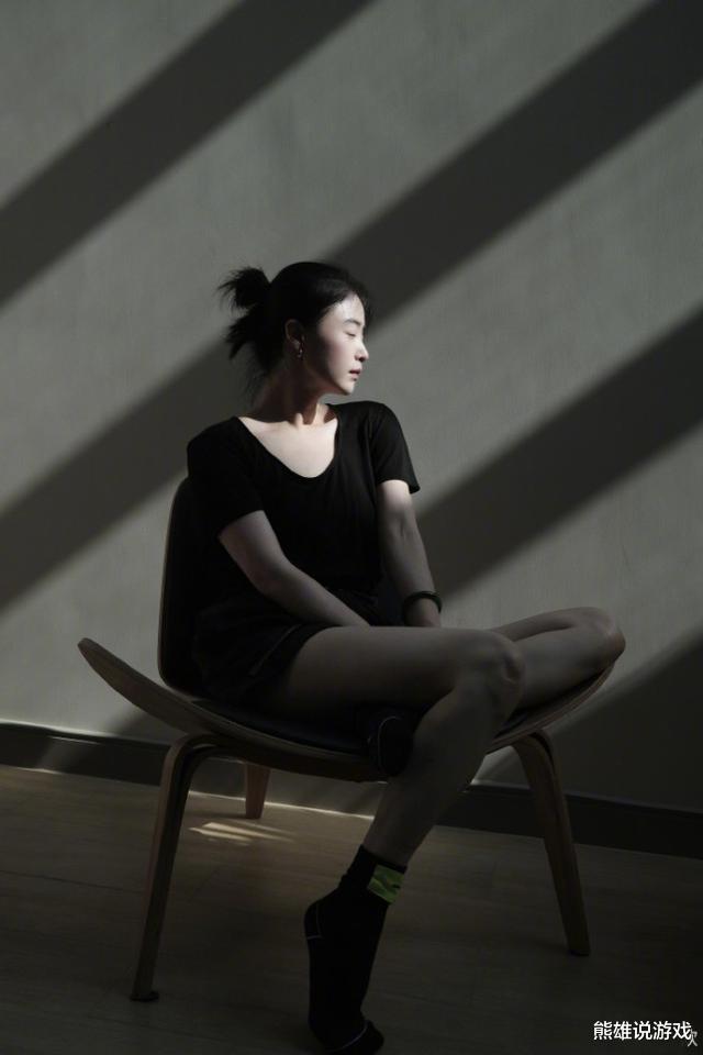 蒋欣|39岁蒋欣近照瘦出新高度，巴掌脸天鹅颈超优越