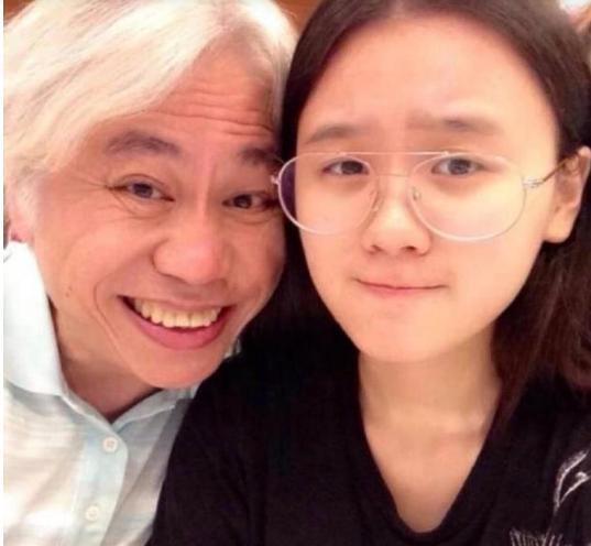 爷孙恋|“爷孙恋”男主去世,小女友无人现身:风流一世,最后成工具人?