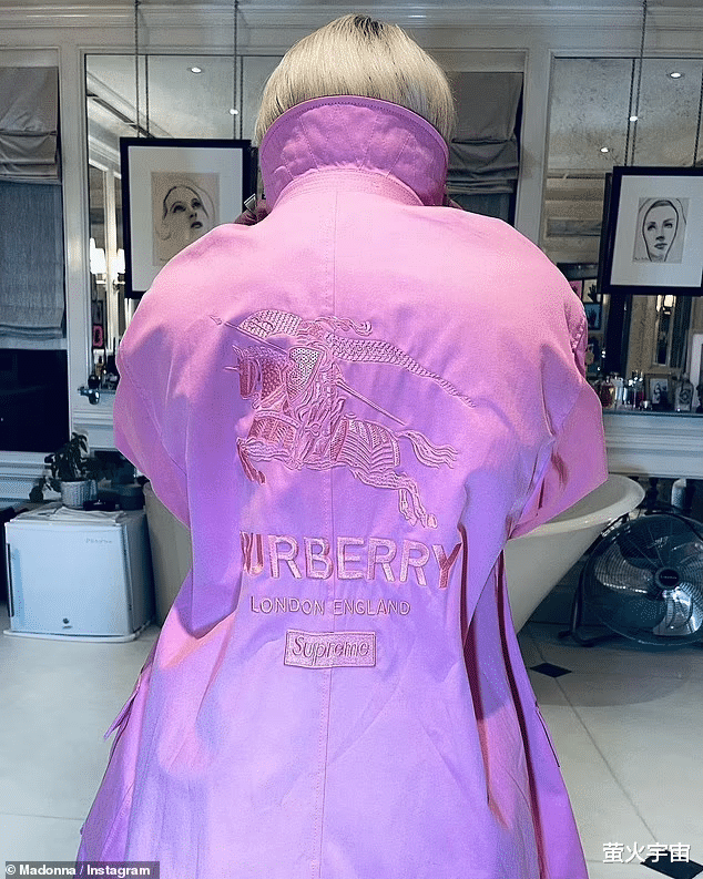 麦当娜|63岁麦当娜跪地敞开衬衫自拍,恶女妆邪魅咬肌凹陷,滤镜决定颜值