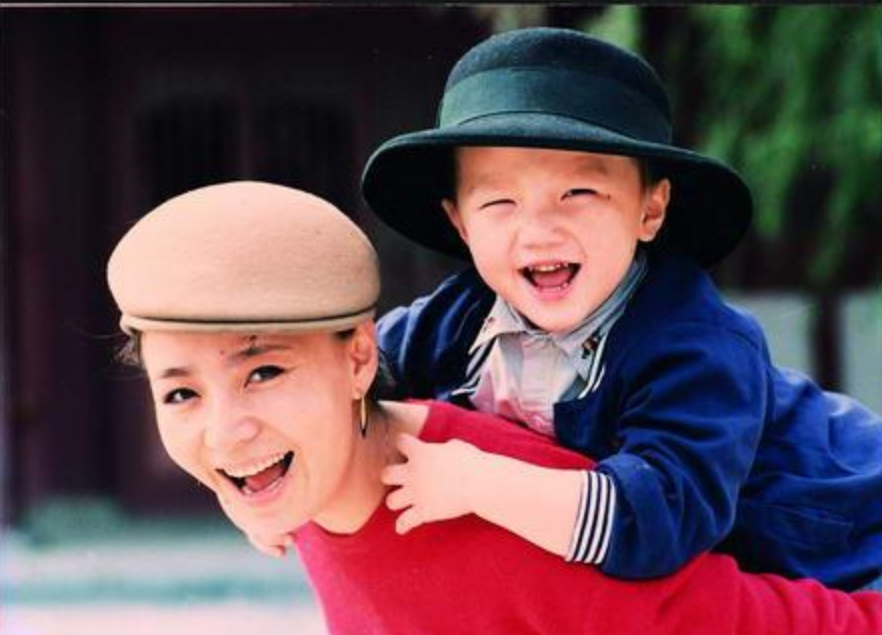 宋丹丹|宋丹丹儿子巴图：在父母离异的阴影中长大，27岁结婚儿子已满3岁