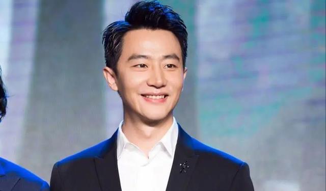 黄轩|终于摆脱原生家庭的痛？黄轩大方官宣恋情！与素人女友牵手逛街