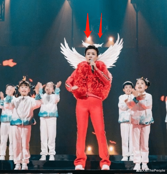 维多利亚的秘密|同样挥动着“翅膀”:有女星美若天仙、惊艳四座,有人像扑棱蛾子