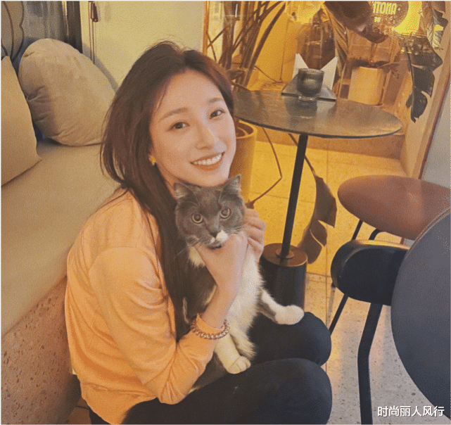 央视|央视爆火主持马凡舒开始炫富！穿私服拿4万纯金钥匙扣，太高调