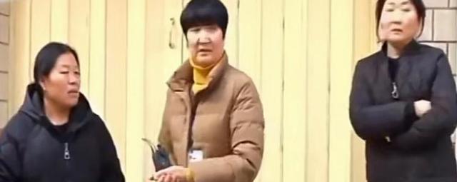 儿公婆把全部家产给了女,老伴尸骨未寒便被儿媳赶出家门:她活该