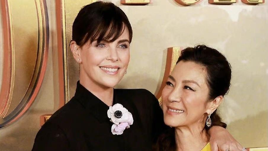 杨紫琼|杨紫琼越老越有韵味，穿黄色连衣裙配高跟鞋，比外国女明星还高级